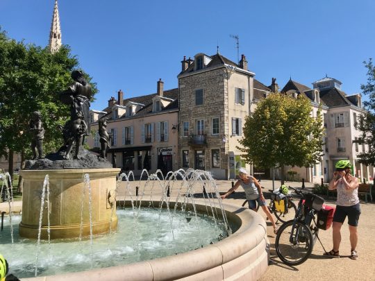 Fietsroute, fietsreis, fietsvakantie, fietsblog, review, fietsverslag, Tour de Bourgogne, Côtes de Beaune, Voie des Vignes, Meursault, Place de l’Hôtel de Ville