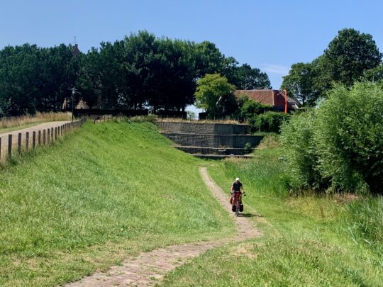 fietsblog, review, fietsverslag, fietsvakantie, fietstour, fietsroute, fietsreis, rondje Friesland, rondje Groningen, fietsen in Nederland, Hogebeintum, terpafgraving, terpaarde