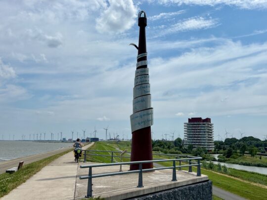 fietsblog, review, fietsverslag, fietsvakantie, fietstour, fietsroute, fietsreis, rondje Friesland, rondje Groningen, fietsen in Nederland, Eemsmonding, ede Staal Monument, Delfzijl