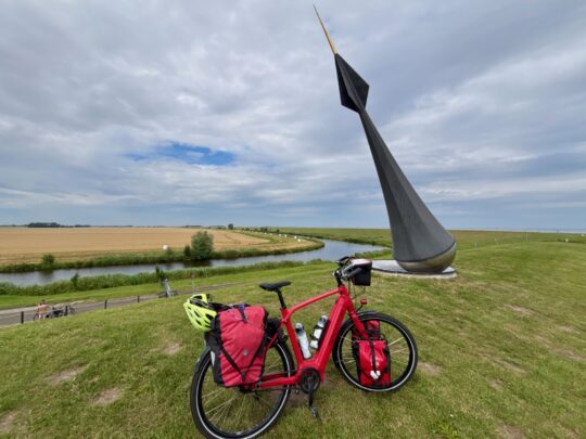 fietsblog, review, fietsverslag, fietsvakantie, fietstour, fietsroute, fietsreis, rondje Friesland, rondje Groningen, fietsen in Nederland, Dollard, Nieuwe Statenzijl, Waaiboei-sculptuur van Martin Borchert
