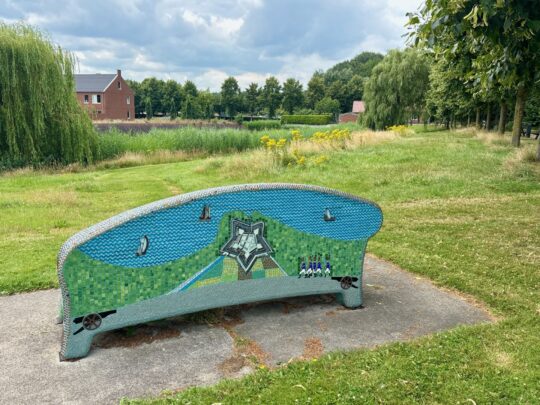 fietsblog, review, fietsverslag, fietsvakantie, fietstour, fietsroute, fietsreis, rondje Friesland, rondje Groningen, fietsen in Nederland, mozaïekbank, Bad Nieuweschans